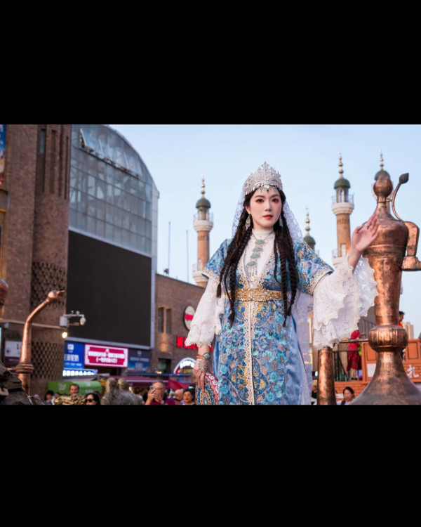 Lily Collins性感金裙現身首映禮！粉絲卻指顏值崩壞？ 