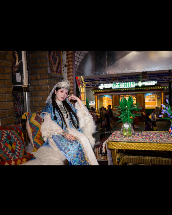 Lily Collins性感金裙現身首映禮！粉絲卻指顏值崩壞？ 