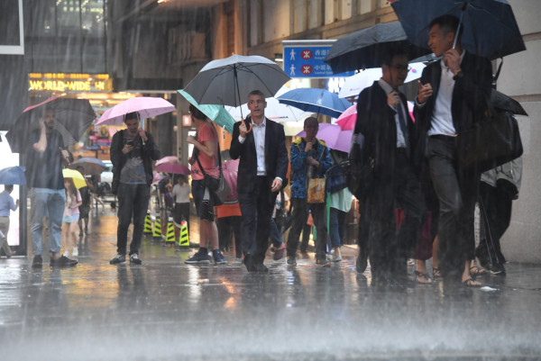 颱風摩羯｜天文台下午12時40分改發三號信號！八號風球/黑雨返工收工安排！