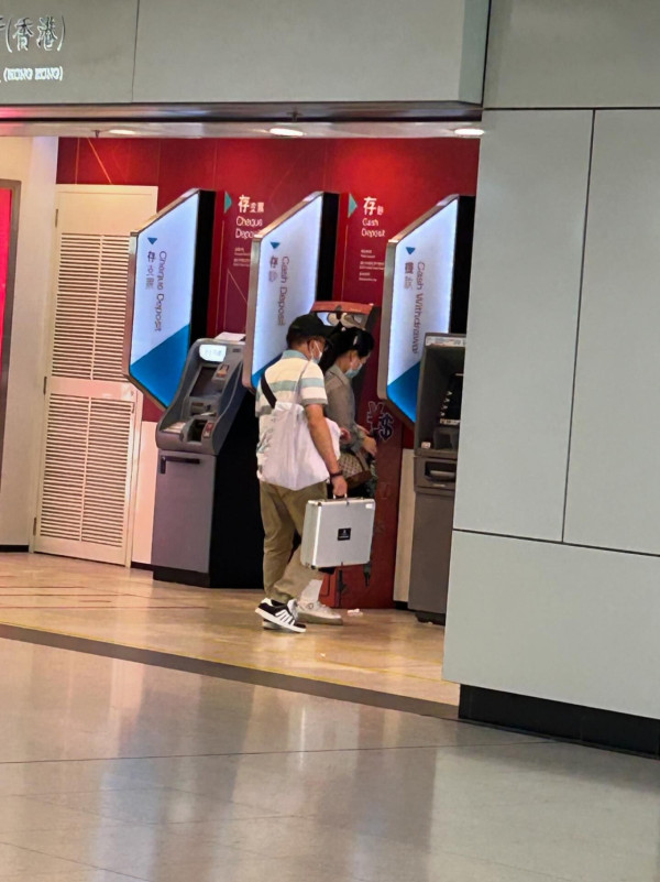 何伯與「新何太」攜巨型銀色箱去ATM撳錢。圖片來源：Threads