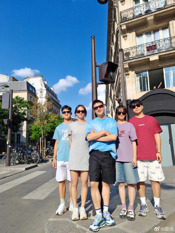 前「跳水王子」田亮巴黎鐵塔前直播帶貨惹熱議！網民對比前緋聞女友跳水皇后 