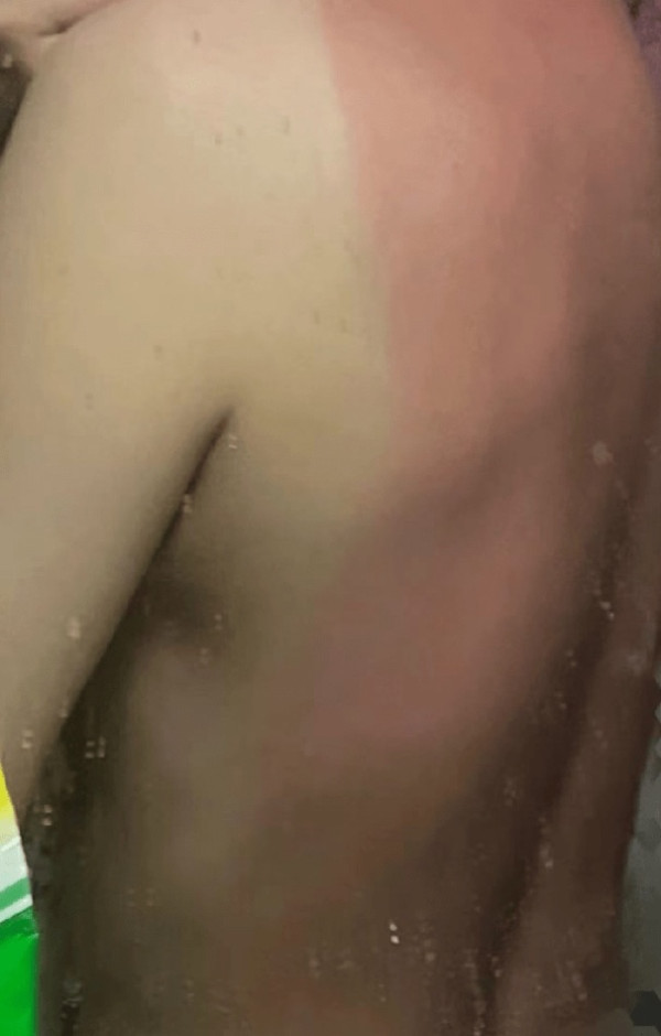 「曬背族」盛夏佔據上海公園 赤裸上身曬背遭投訴影響市容 