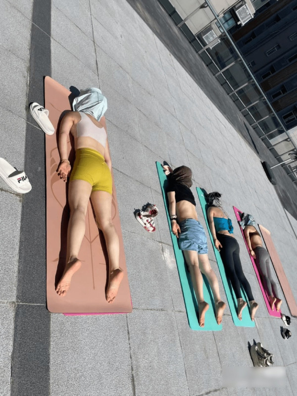 「曬背族」盛夏佔據上海公園 赤裸上身曬背遭投訴影響市容 