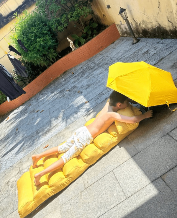 「曬背族」盛夏佔據上海公園 赤裸上身曬背遭投訴影響市容 