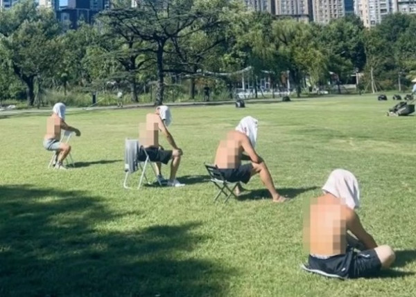 「曬背族」盛夏佔據上海公園 赤裸上身曬背遭投訴影響市容 