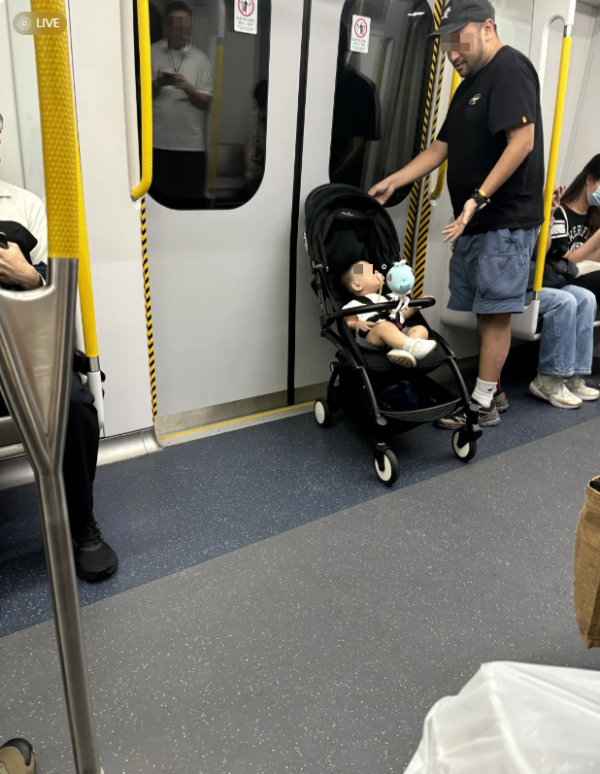 搭港鐵疑衝閘BB車獨留車廂！幸獲好心男看顧「活失物」被指似張致恆？