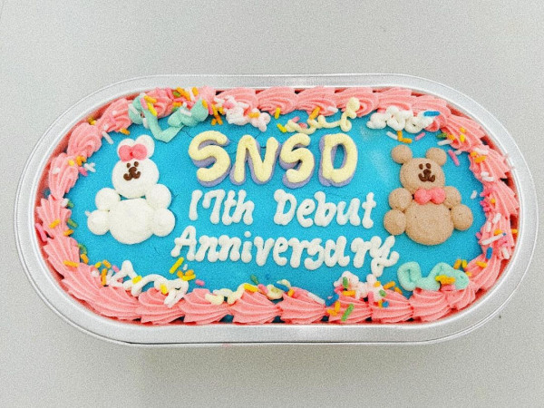 少時成員一起慶祝出道17周年