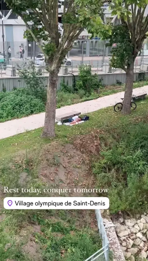 Thomas在長椅旁的草地上鋪上一條白色大毛巾側躺熟睡。（Instagram圖片）