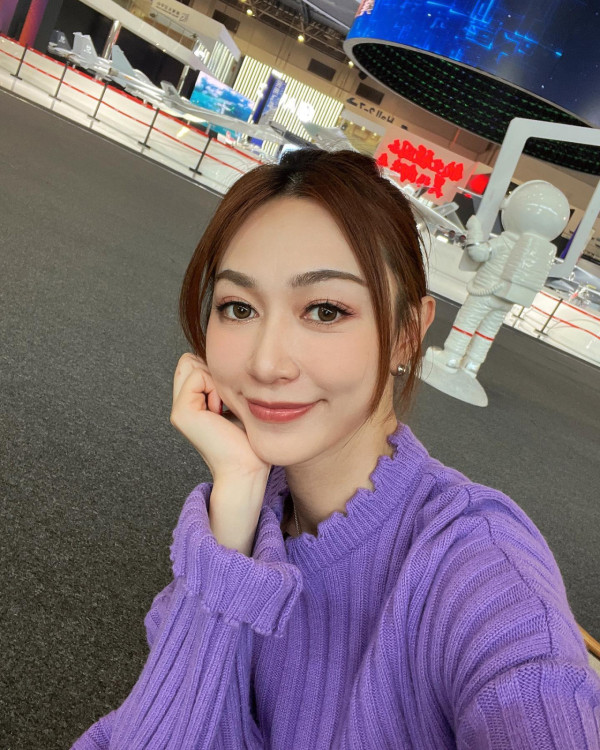 40歲前最上鏡小姐分享移英生活派福利 上圍疑再升cup！迫爆螢幕惹熱議 