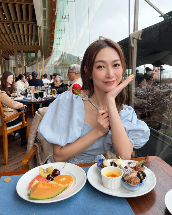 40歲前最上鏡小姐分享移英生活派福利 上圍疑再升cup！迫爆螢幕惹熱議 