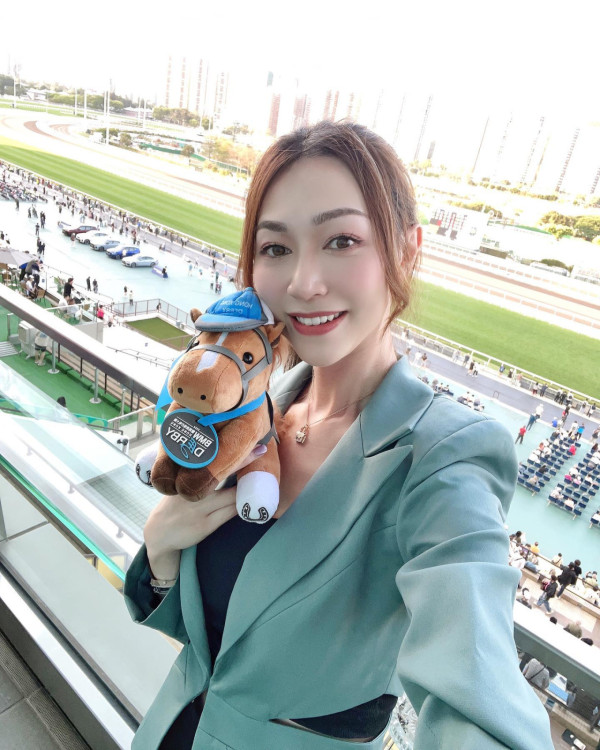 40歲前最上鏡小姐分享移英生活派福利 上圍疑再升cup！迫爆螢幕惹熱議 