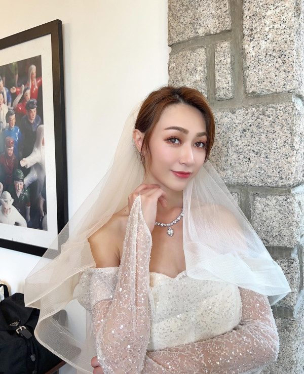 40歲前最上鏡小姐分享移英生活派福利 上圍疑再升cup！迫爆螢幕惹熱議 