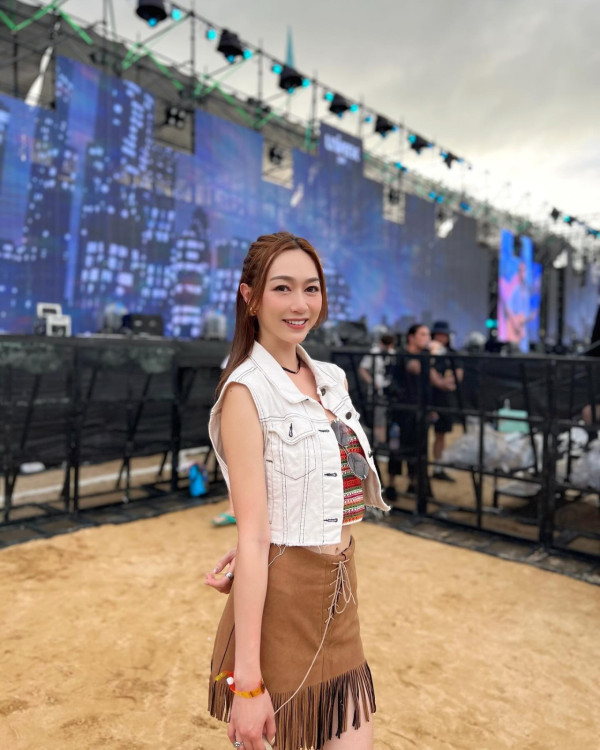 40歲前最上鏡小姐分享移英生活派福利 上圍疑再升cup！迫爆螢幕惹熱議 