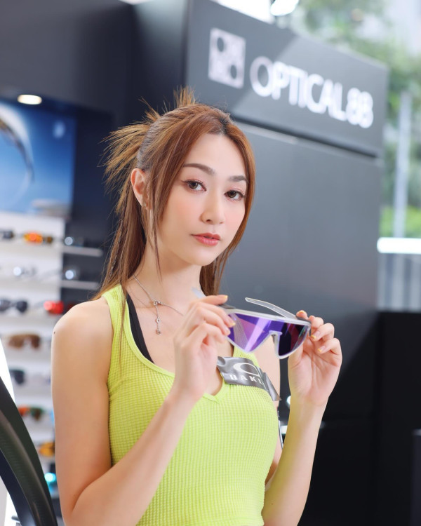 40歲前最上鏡小姐分享移英生活派福利 上圍疑再升cup！迫爆螢幕惹熱議 