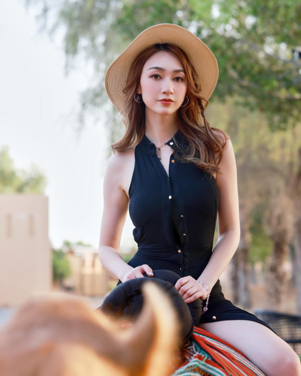 40歲前最上鏡小姐分享移英生活派福利 上圍疑再升cup！迫爆螢幕惹熱議 