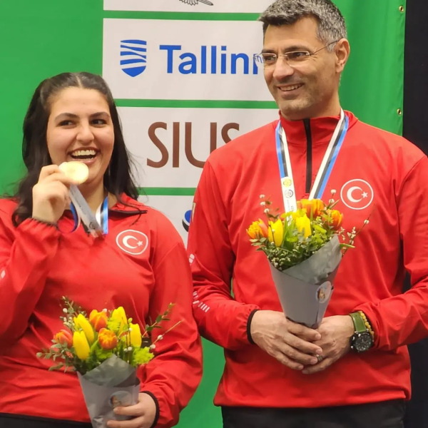 巴黎奧運｜爆紅土耳其射擊大叔女兒顏值曝光！五官精緻似模特兒 