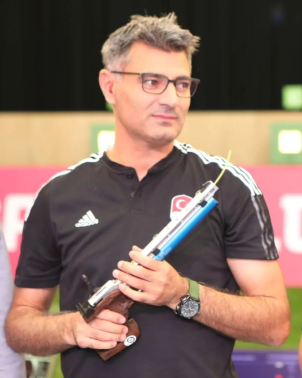 巴黎奧運｜爆紅土耳其射擊大叔女兒顏值曝光！五官精緻似模特兒 