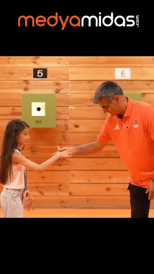 巴黎奧運｜爆紅土耳其射擊大叔女兒顏值曝光！五官精緻似模特兒 