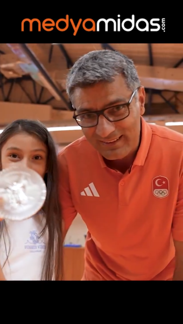 巴黎奧運｜爆紅土耳其射擊大叔女兒顏值曝光！五官精緻似模特兒 