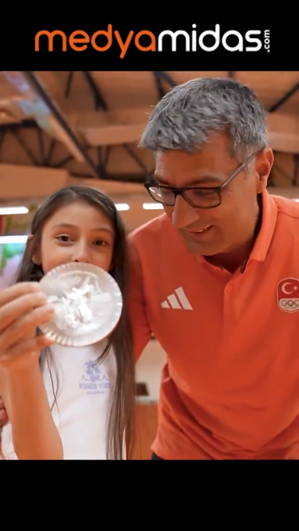 巴黎奧運｜爆紅土耳其射擊大叔女兒顏值曝光！五官精緻似模特兒 