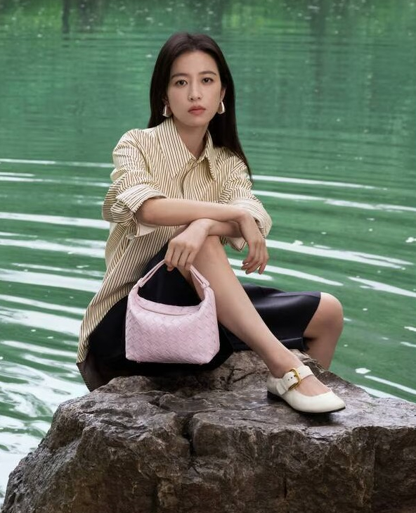 七夕情人節禮物推薦：Bottega Veneta Mini Wallace 手袋(水洗幸福粉)  HK$17,900 