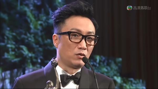 離婚男藝人神隱多時罕有現身開工飯！大合照出賣蹤影疑似全面復出惹揣測...