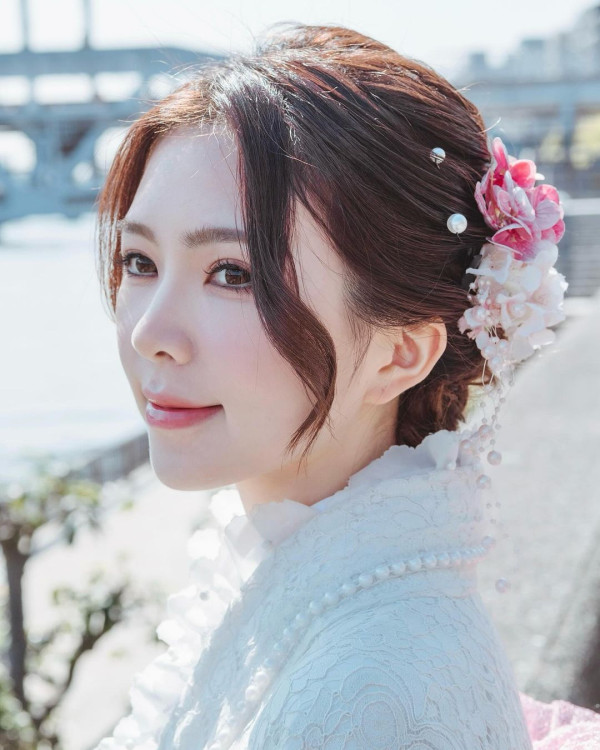 落選港姐瑞士舉行浪漫婚禮 露膊婚紗谷胸上陣 曬過百萬鑽戒