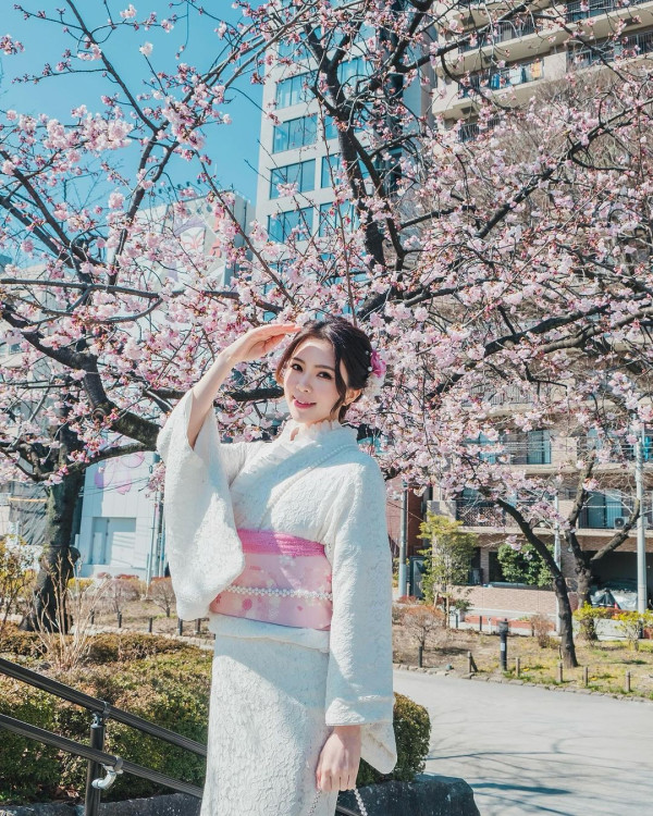 落選港姐瑞士舉行浪漫婚禮 露膊婚紗谷胸上陣 曬過百萬鑽戒