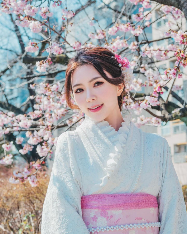 落選港姐瑞士舉行浪漫婚禮 露膊婚紗谷胸上陣 曬過百萬鑽戒