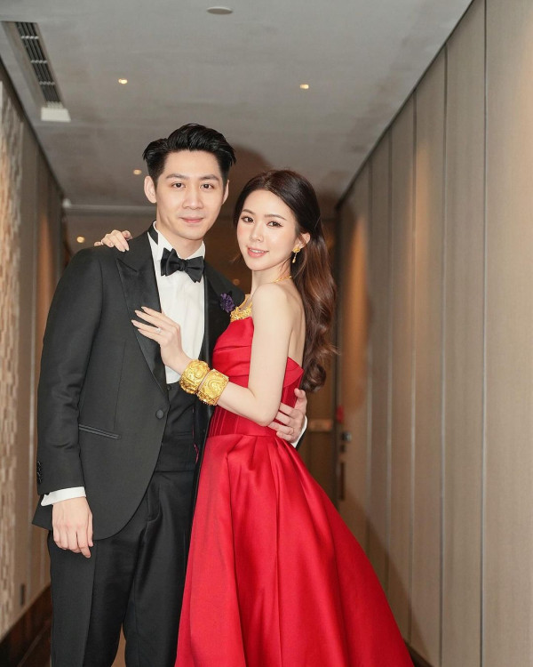 落選港姐瑞士舉行浪漫婚禮 露膊婚紗谷胸上陣 曬過百萬鑽戒