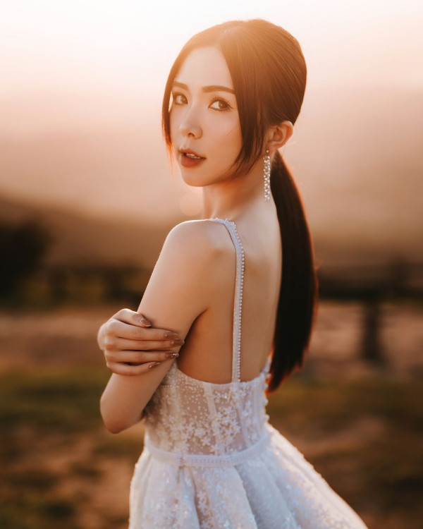 落選港姐瑞士舉行浪漫婚禮 露膊婚紗谷胸上陣 曬過百萬鑽戒