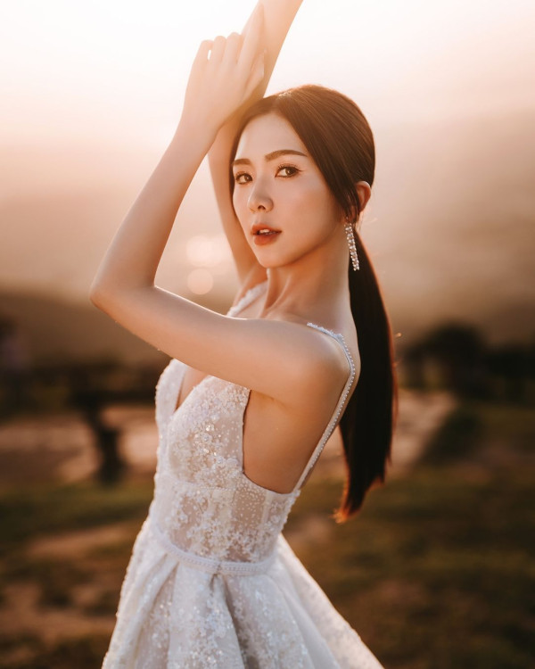 落選港姐瑞士舉行浪漫婚禮 露膊婚紗谷胸上陣 曬過百萬鑽戒