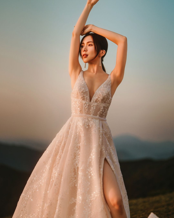 落選港姐瑞士舉行浪漫婚禮 露膊婚紗谷胸上陣 曬過百萬鑽戒