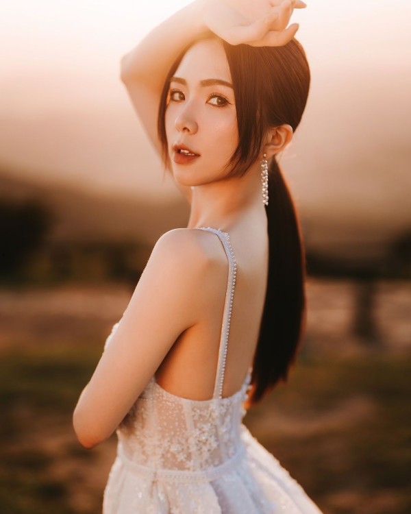 落選港姐瑞士舉行浪漫婚禮 露膊婚紗谷胸上陣 曬過百萬鑽戒