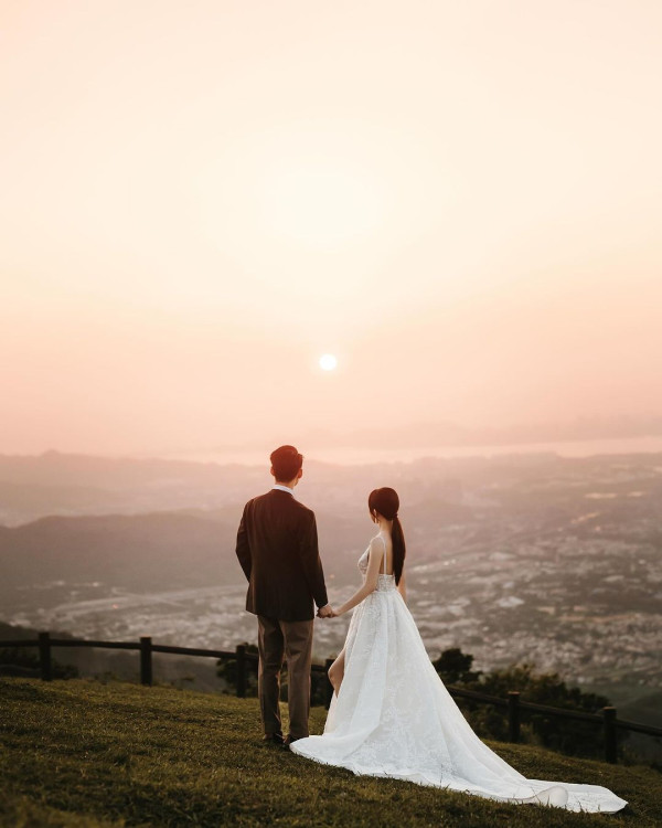 落選港姐瑞士舉行浪漫婚禮 露膊婚紗谷胸上陣 曬過百萬鑽戒