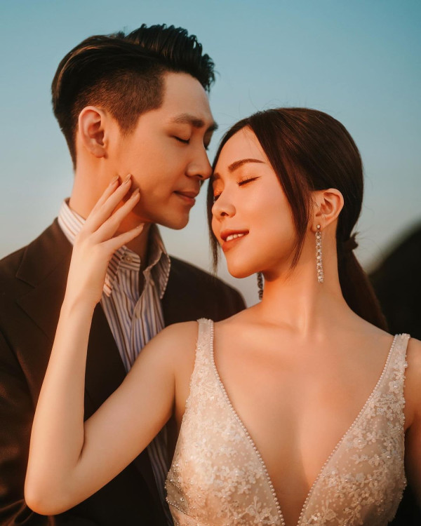 落選港姐瑞士舉行浪漫婚禮 露膊婚紗谷胸上陣 曬過百萬鑽戒