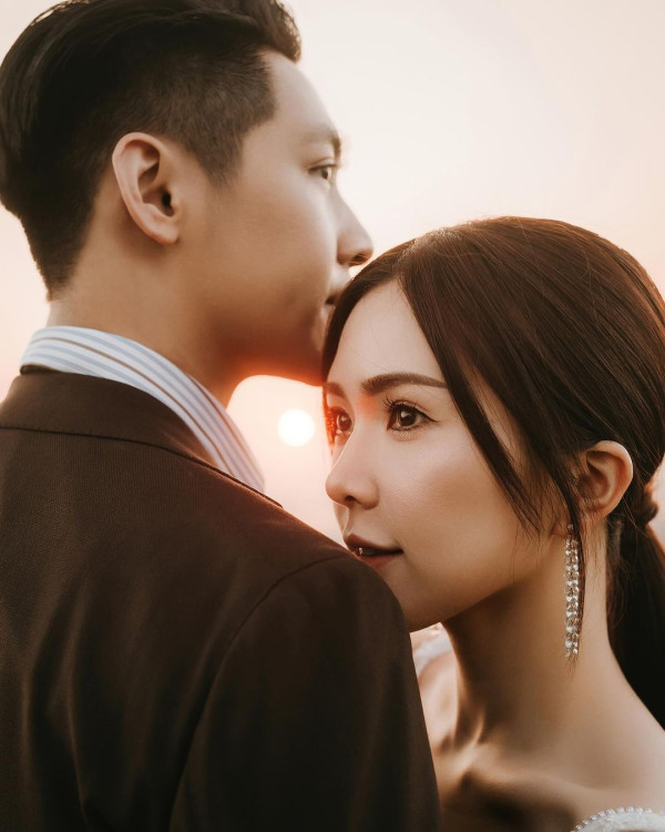 落選港姐瑞士舉行浪漫婚禮 露膊婚紗谷胸上陣 曬過百萬鑽戒