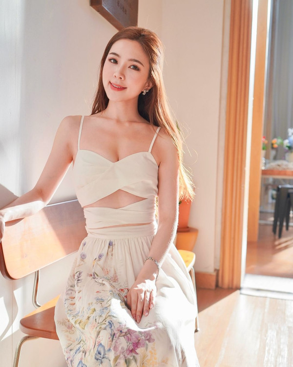 落選港姐瑞士舉行浪漫婚禮 露膊婚紗谷胸上陣 曬過百萬鑽戒