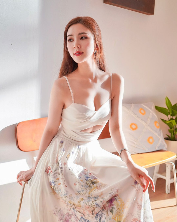 落選港姐瑞士舉行浪漫婚禮 露膊婚紗谷胸上陣 曬過百萬鑽戒