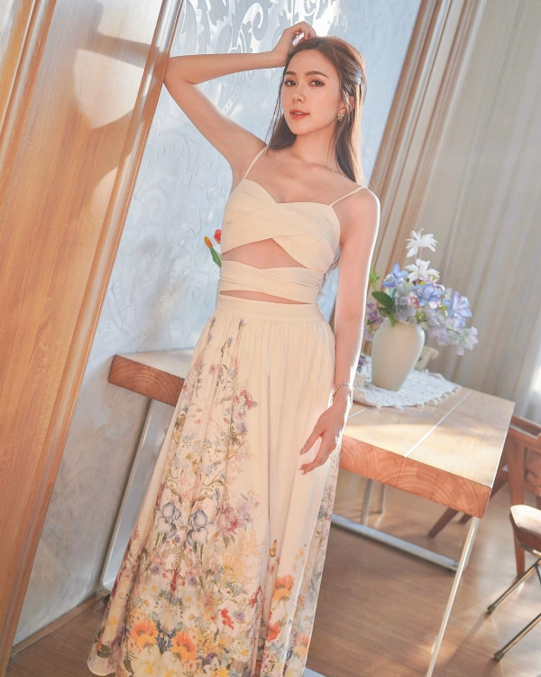 落選港姐瑞士舉行浪漫婚禮 露膊婚紗谷胸上陣 曬過百萬鑽戒