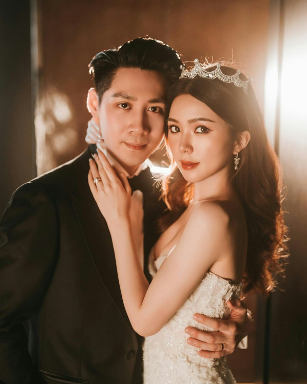 落選港姐瑞士舉行浪漫婚禮 露膊婚紗谷胸上陣 曬過百萬鑽戒