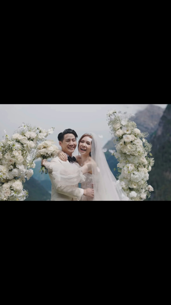 落選港姐瑞士舉行浪漫婚禮 露膊婚紗谷胸上陣 曬過百萬鑽戒