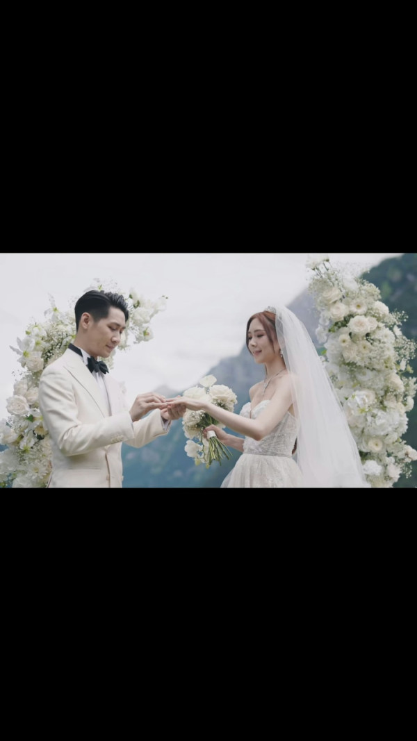 落選港姐瑞士舉行浪漫婚禮 露膊婚紗谷胸上陣 曬過百萬鑽戒