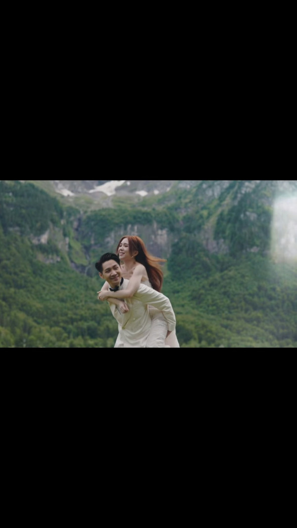 落選港姐瑞士舉行浪漫婚禮 露膊婚紗谷胸上陣 曬過百萬鑽戒