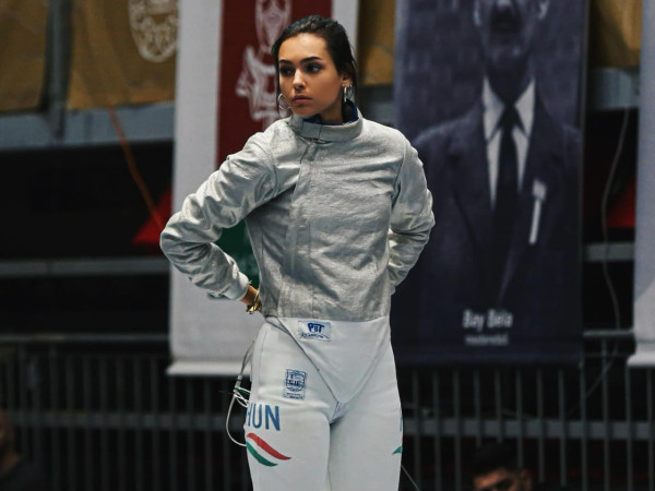 巴黎奧運｜21歲劍擊女將脫面罩一刻瘋傳！驚人美貌生活照曝光 