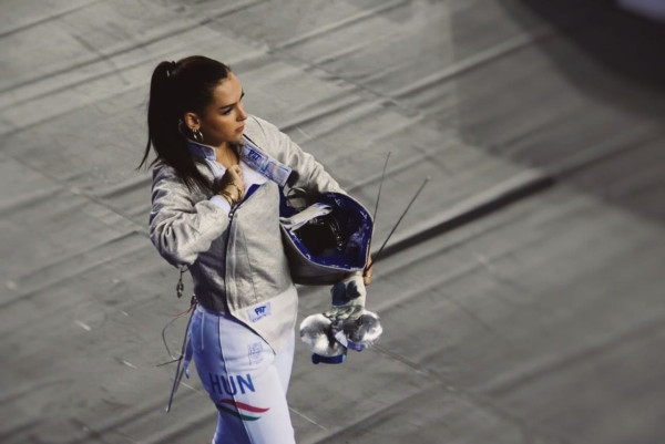 巴黎奧運｜21歲劍擊女將脫面罩一刻瘋傳！驚人美貌生活照曝光 