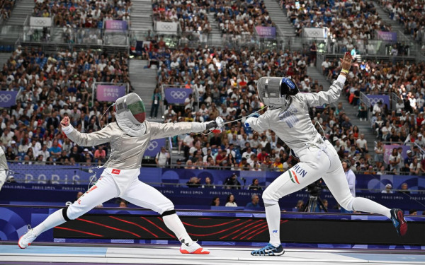 巴黎奧運｜21歲劍擊女將脫面罩一刻瘋傳！驚人美貌生活照曝光 