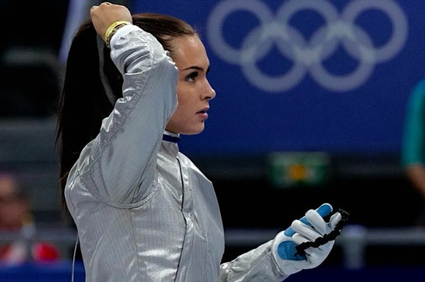 巴黎奧運｜21歲劍擊女將脫面罩一刻瘋傳！驚人美貌生活照曝光 