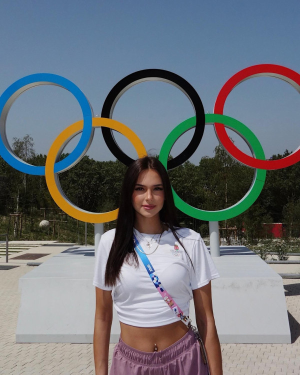 巴黎奧運｜21歲劍擊女將脫面罩一刻瘋傳！驚人美貌生活照曝光 