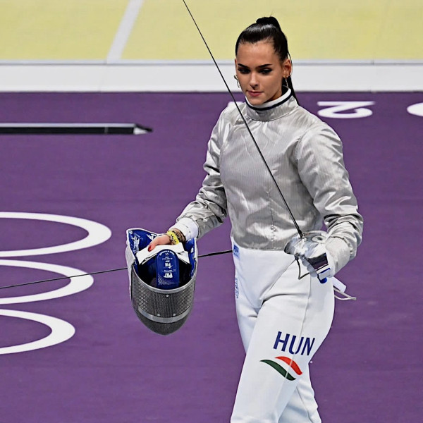 巴黎奧運｜21歲劍擊女將脫面罩一刻瘋傳！驚人美貌生活照曝光 